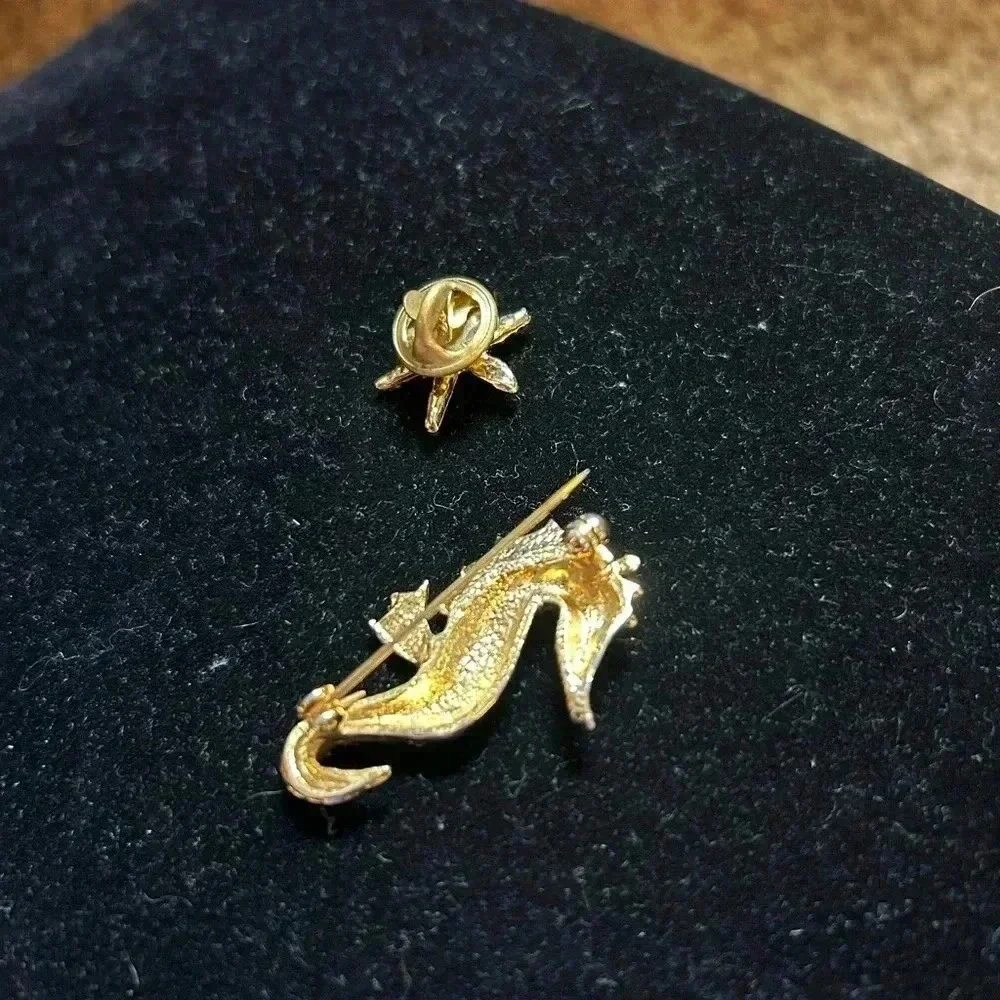 Starfish & seahorse‎ brooch